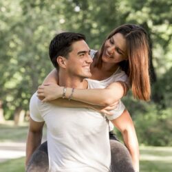 Casais mais felizes não expõem a vida na internet, diz estudo
