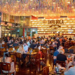 Do pop à roda de samba, Tatu Bola oferece opções para aproveitar o bar durante a semana