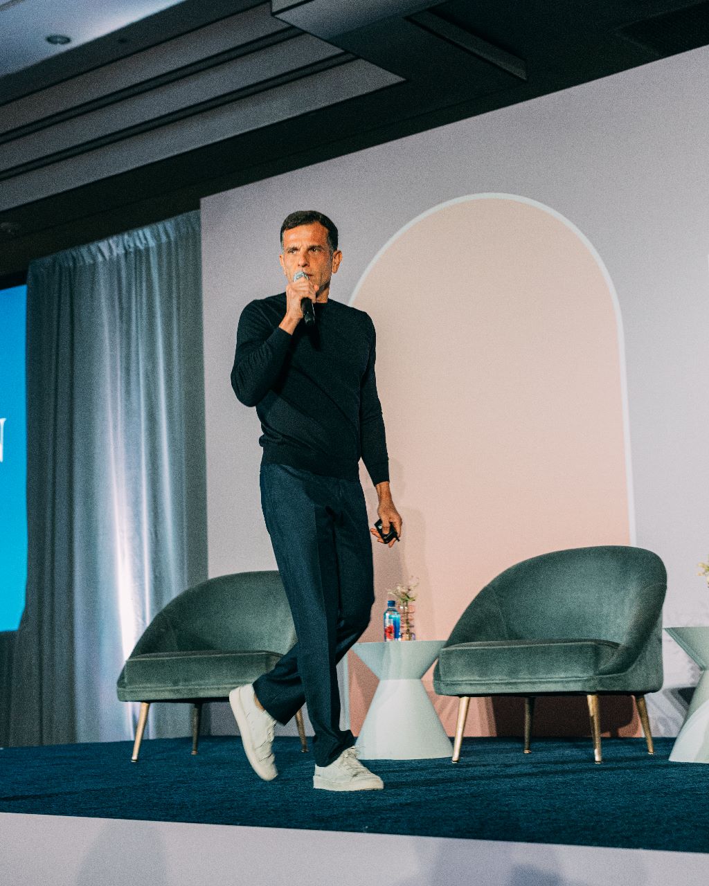 No momento, você está visualizando <em>Alexandre Birman é palestrante da Footwear News CEO Summit 2023</em>