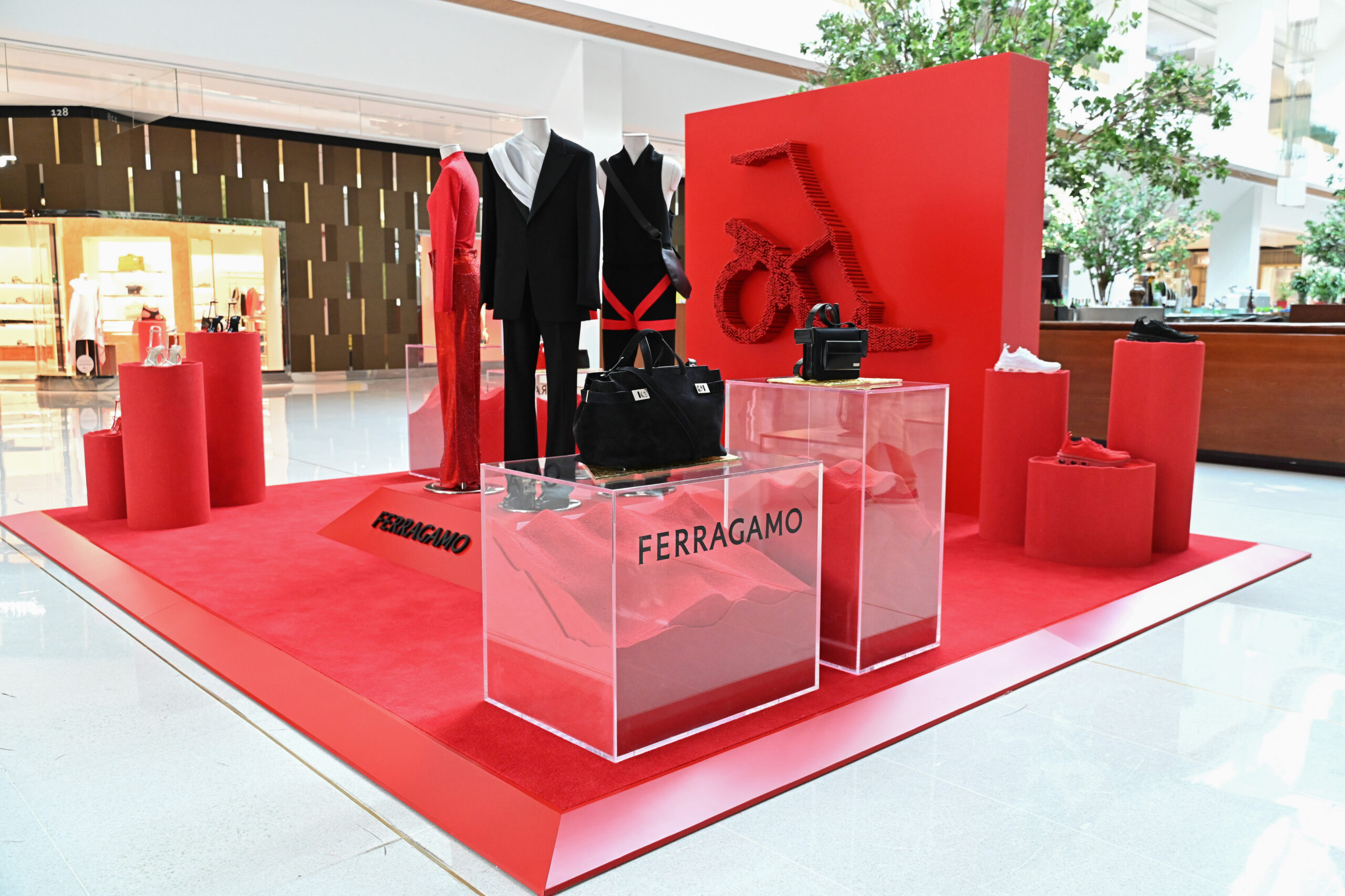 No momento, você está visualizando JK Iguatemi recebe pop-up inédita da Ferragamo e uma intervenção de marca nas escadas rolantes, apresentando o novo logo