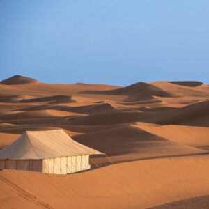 Leia mais sobre o artigo Você já sonhou em dormir no meio do Deserto do Saara?