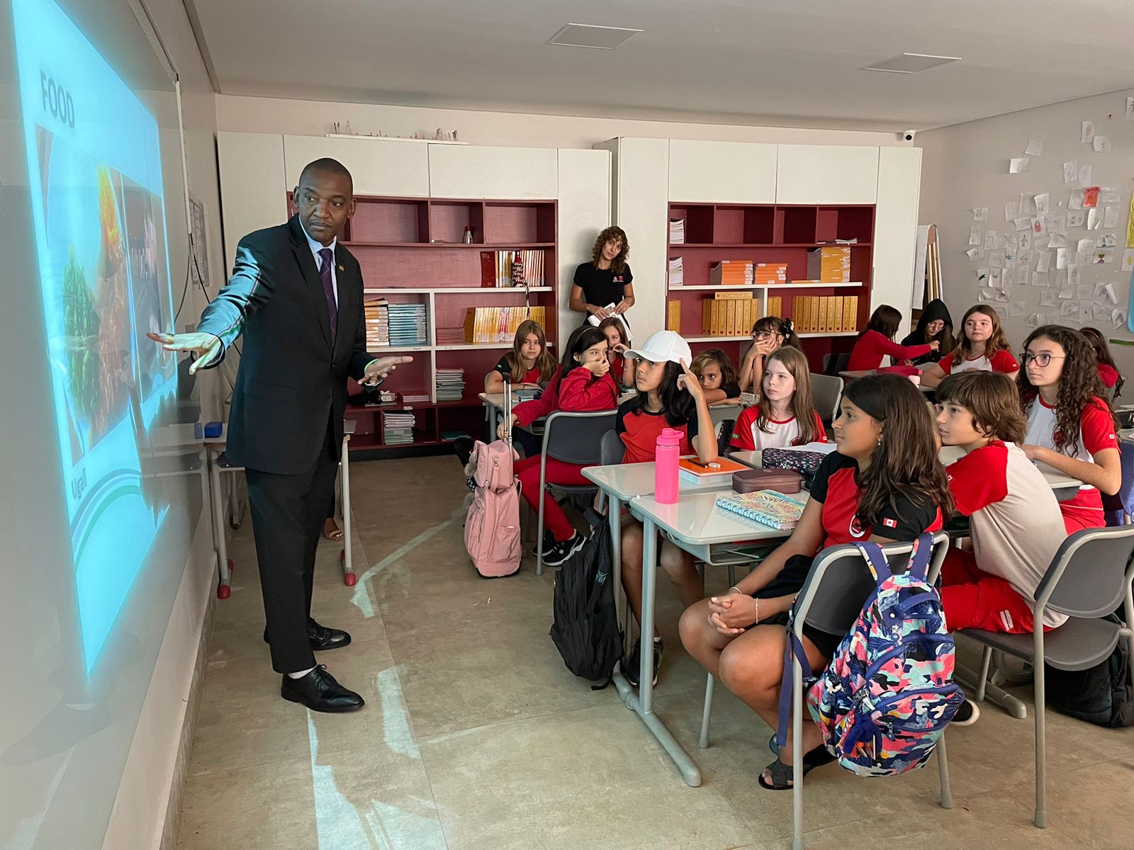 Você está visualizando atualmente Embaixador do Quênia troca experiências culturais com alunos da Escola Canadense de Goiânia