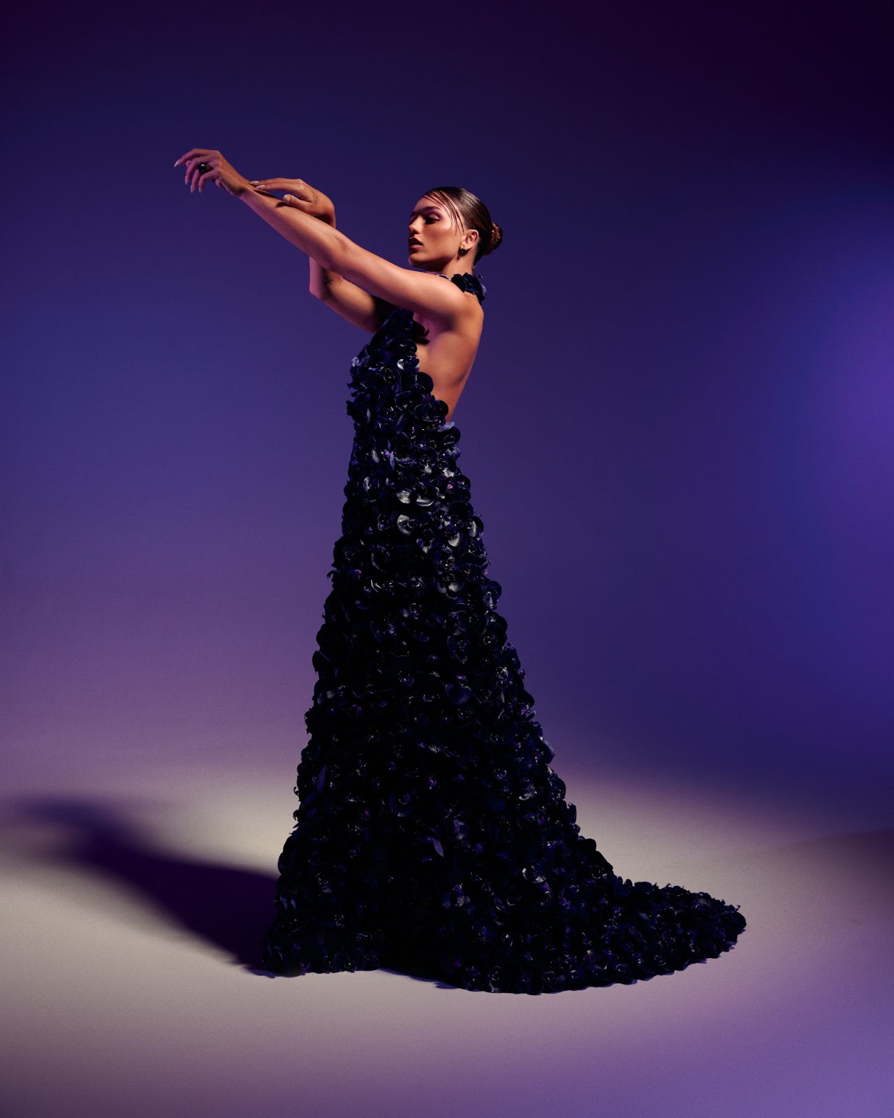 No momento, você está visualizando Rafa Kalimann usa vestido exclusivo com mais de 1.600 orquídeas negras em 3D em ensaio fotográfico
