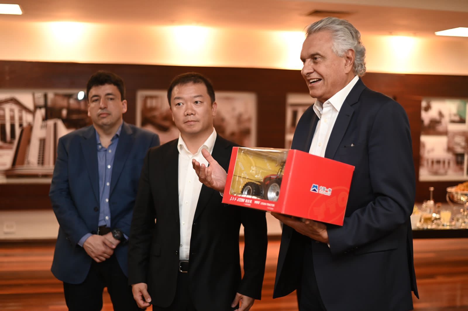 Você está visualizando atualmente <em>Caiado recebe empresários chineses no Palácio das Esmeraldas</em>