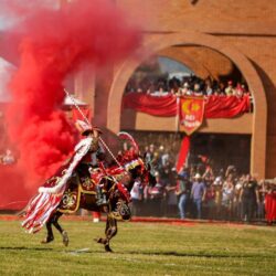 Caiado anuncia reestruturação de Cavalhódromo durante abertura das Cavalhadas de Pirenópolis