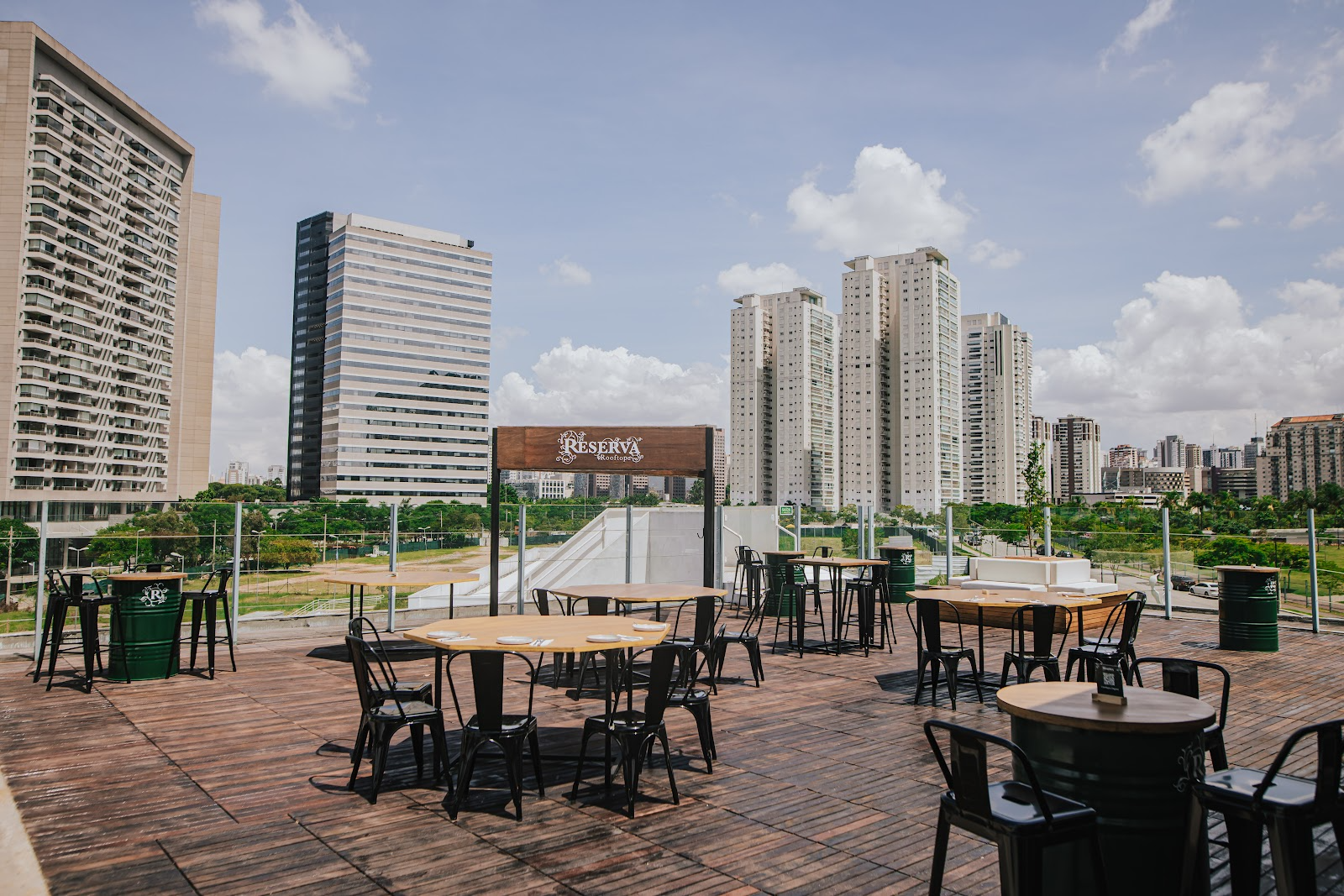 Você está visualizando atualmente Reserva Rooftop oferece programação especial de Dia das Mães com apresentação de Thiago Arancam