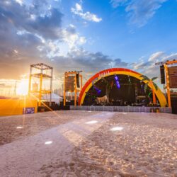Deu Praia 2023: segunda semana do festival será marcada por shows de Maneva, Projota, Paulo & Nathan, Tomate, Seu Jorge e diversas atrações teatrais e esportivas