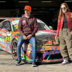 Jaque Carvalho faz arte em carro do piloto da Porsche Cup Gustavo Zanon