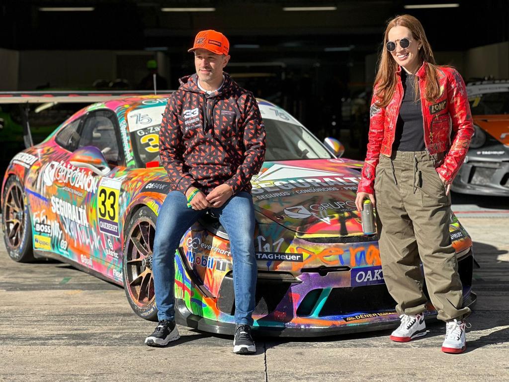 Você está visualizando atualmente <em>Jaque Carvalho faz arte em carro do piloto da Porsche Cup Gustavo Zanon</em>