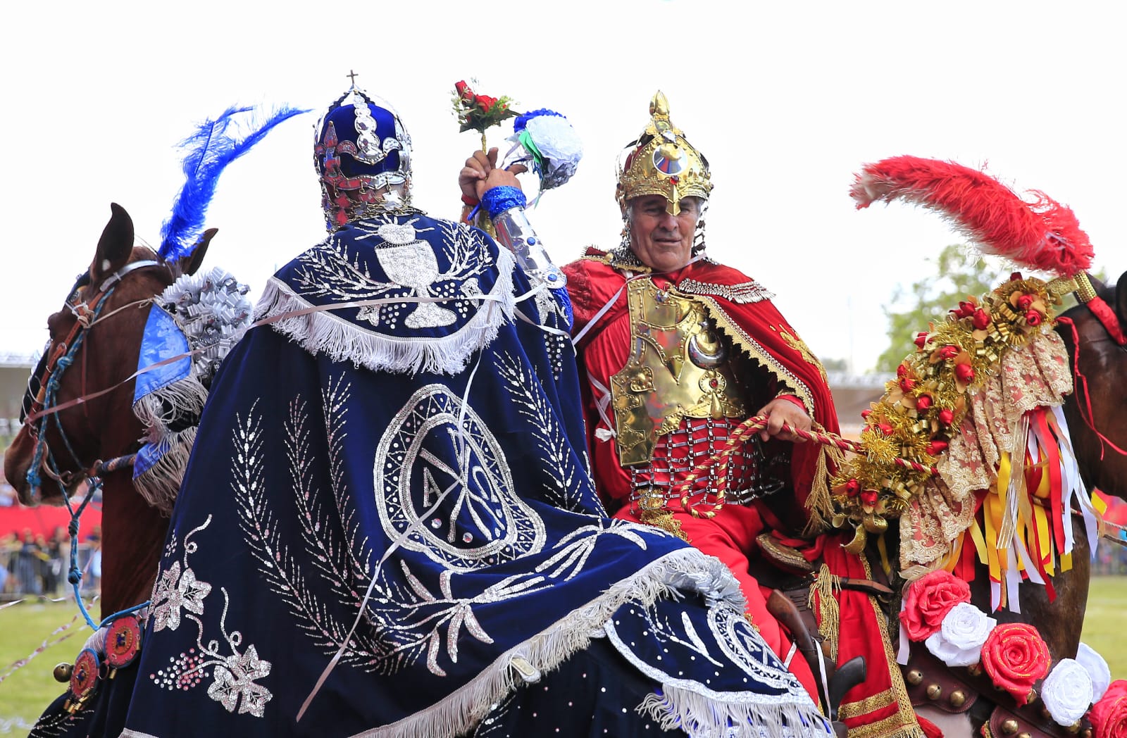 Você está visualizando atualmente <em>Em Corumbá, Caiado ressalta resgate da cultura no encerramento das Cavalhadas</em>