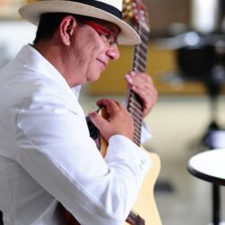 João Garoto e Xexéu fazem show durante feijoada no Centro de Goiânia