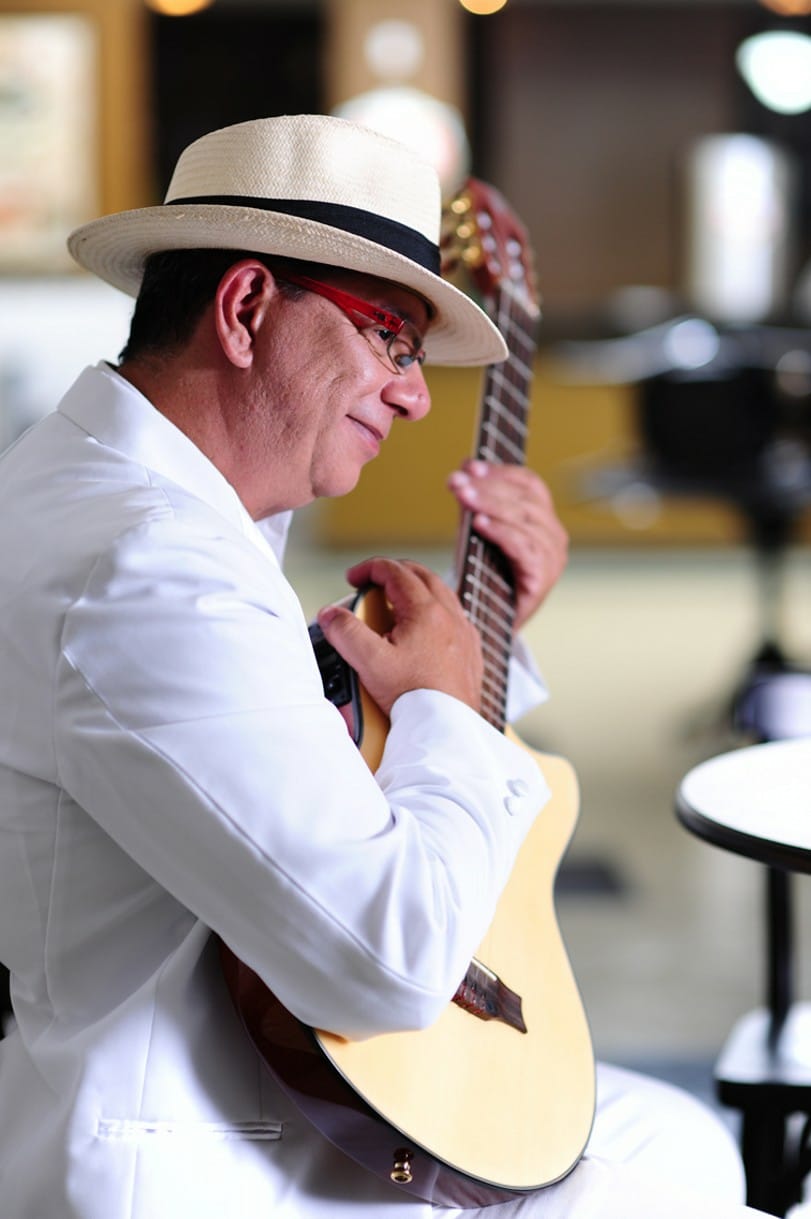 Você está visualizando atualmente João Garoto e Xexéu fazem show durante feijoada no Centro de Goiânia