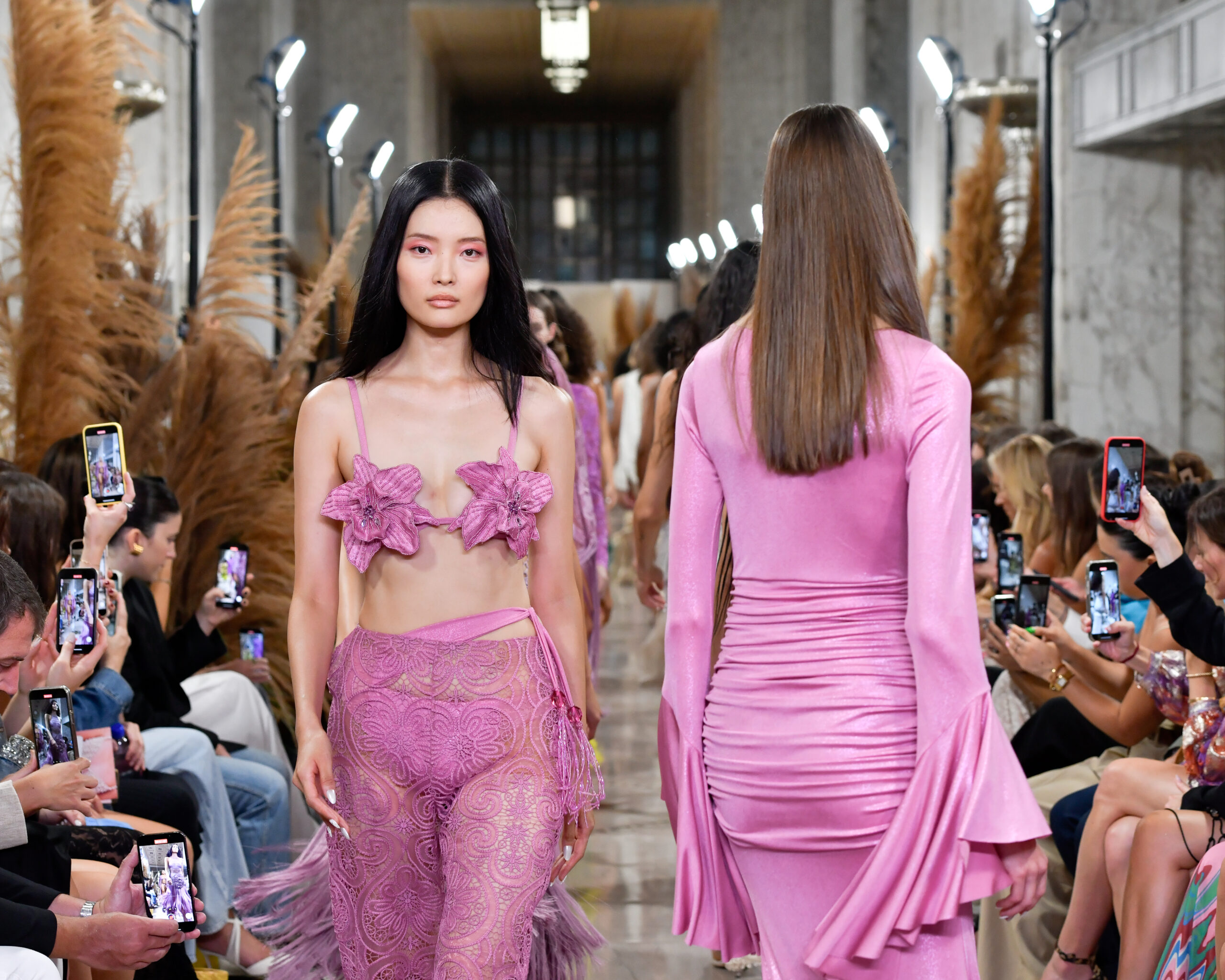 No momento, você está visualizando PatBO revive a expertise artesanal dos anos 70 em nova coleção apresentada na semana de moda de Nova York 