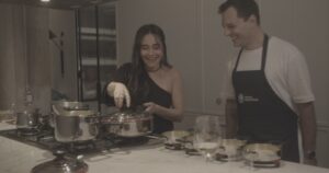 Leia mais sobre o artigo Alessandra Negrini na cozinha? Atriz recebe amigos e testa seus conhecimentos culinários