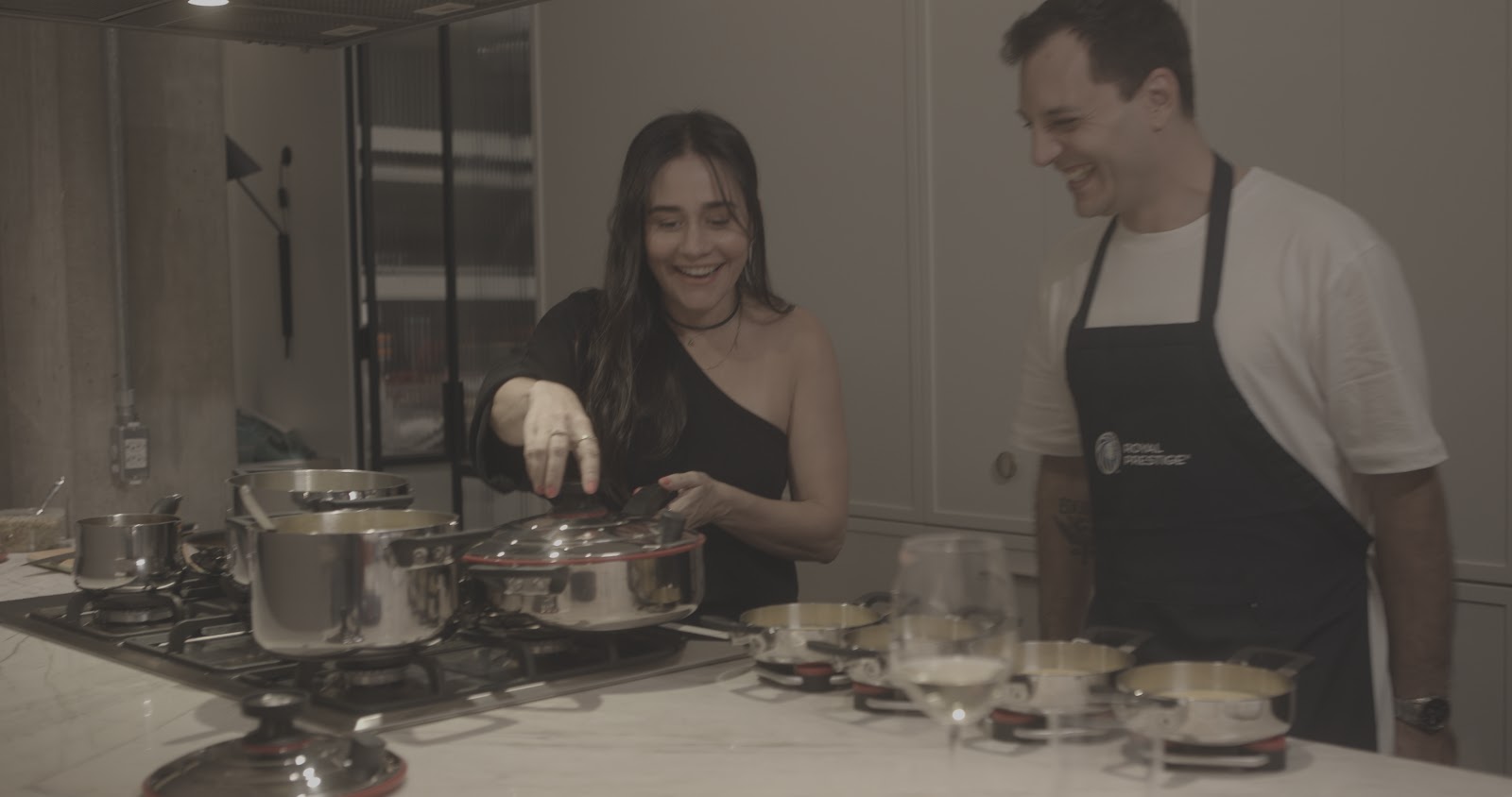 No momento, você está visualizando Alessandra Negrini na cozinha? Atriz recebe amigos e testa seus conhecimentos culinários