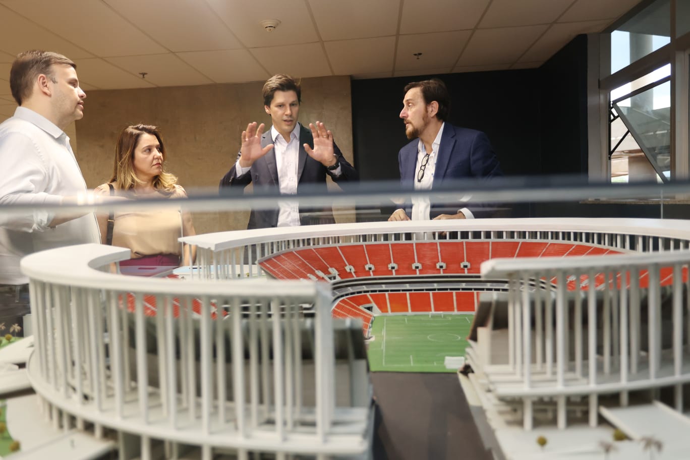 Você está visualizando atualmente <em>Reestruturação do Serra Dourada: Daniel Vilela realiza visita técnica ao Estádio Mané Garrincha</em>
