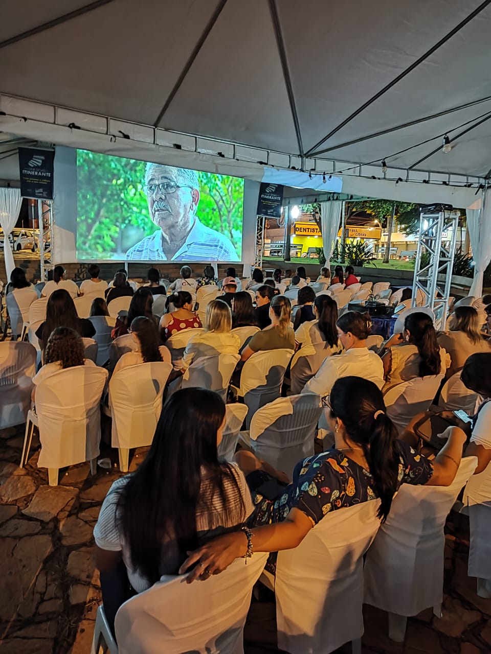 Você está visualizando atualmente <em>Cine Goiás Itinerante encerra ano com edição especial do Natal na Praça</em>