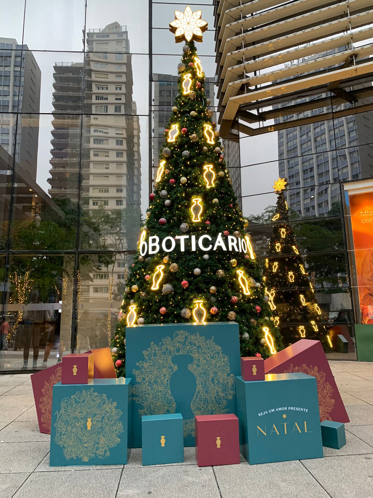No momento, você está visualizando Pelo segundo ano consecutivo, O Boticário presenteia Goiânia com decoração de Natal especial na Praça Tamandaré