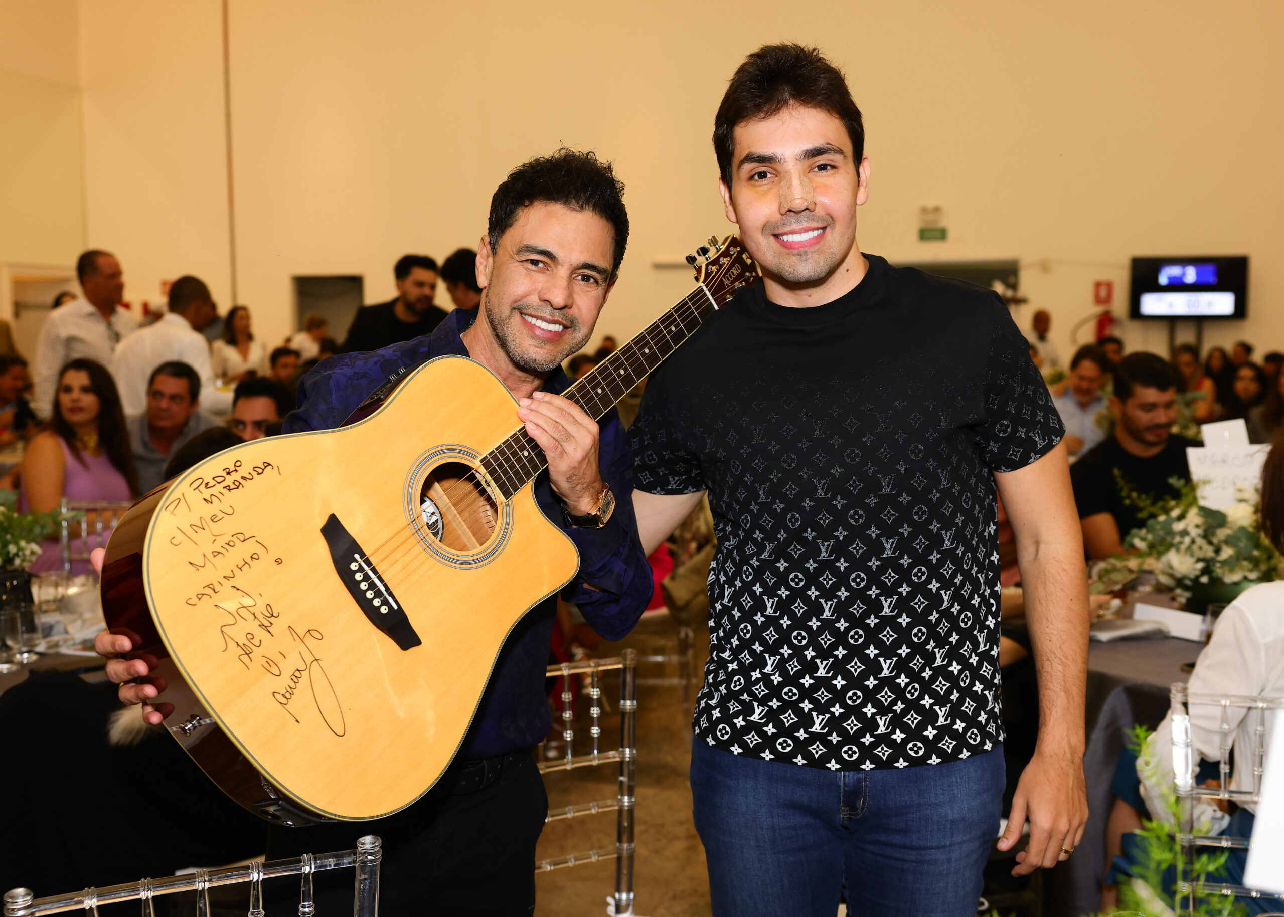 Você está visualizando atualmente Violão autografado por Zezé Di Camargo é arrematado por R$90 mil em leilão solidário