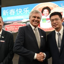 Caiado oficializa instalação da multinacional chinesa WeiChai, em Itumbiara