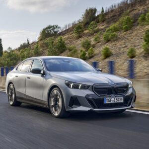 Leia mais sobre o artigo Novo BMW Série 5 chega ao Brasil em versões híbrida e 100% elétrica a partir de março
