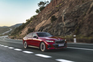 Leia mais sobre o artigo Novo BMW Série 5 chega ao Brasil mais dinâmico e tecnológico do que nunca, em versões híbrida plug-in e 100% elétrica