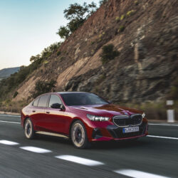 Novo BMW Série 5 chega ao Brasil mais dinâmico e tecnológico do que nunca, em versões híbrida plug-in e 100% elétrica