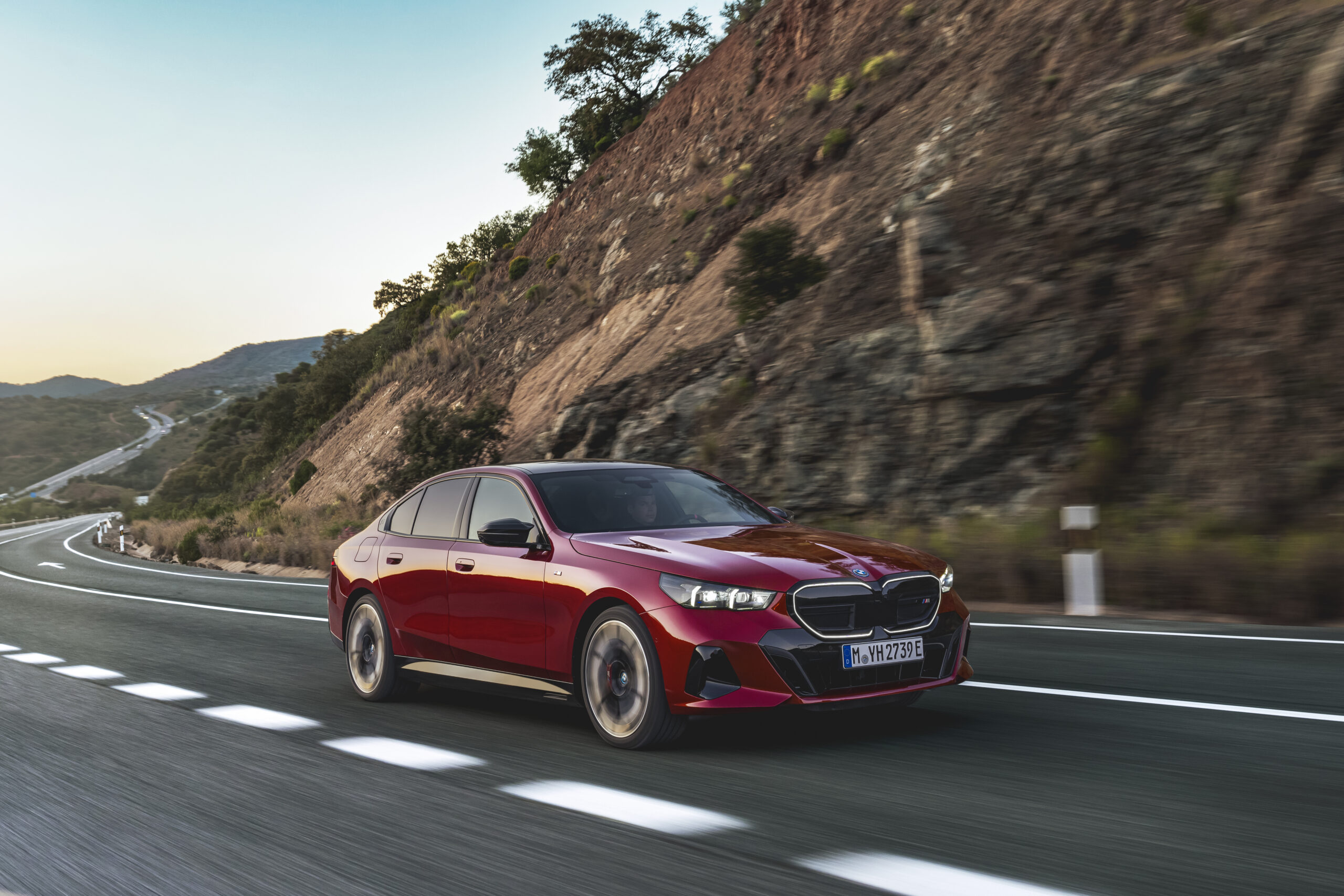 No momento, você está visualizando Novo BMW Série 5 chega ao Brasil mais dinâmico e tecnológico do que nunca, em versões híbrida plug-in e 100% elétrica