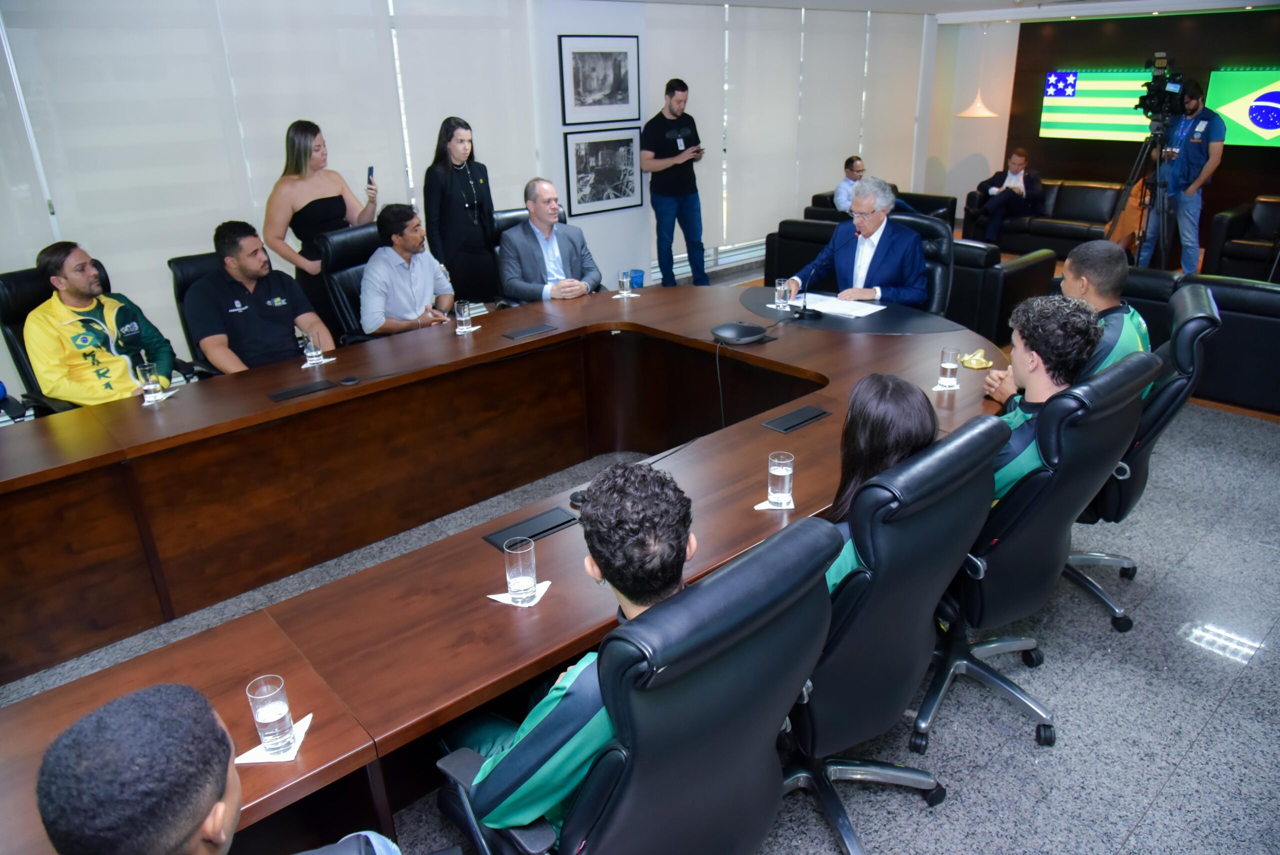 Você está visualizando atualmente Governador Ronaldo Caiado recebeu equipes que irão ao Mundial de Karatê, em Malta, e ao Panamericano de Taekwondo, no Rio de Janeiro