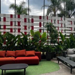 SP-ARTE: Intervenção artística na Bienal homenageia a cidade e reutiliza mais de 31 mil garrafas pet recicladas