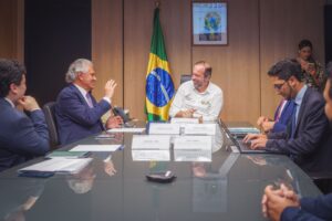 Leia mais sobre o artigo <em>Em Brasília, Caiado cobra avanços na geração e transmissão de energia elétrica para garantir desenvolvimento do estado</em>