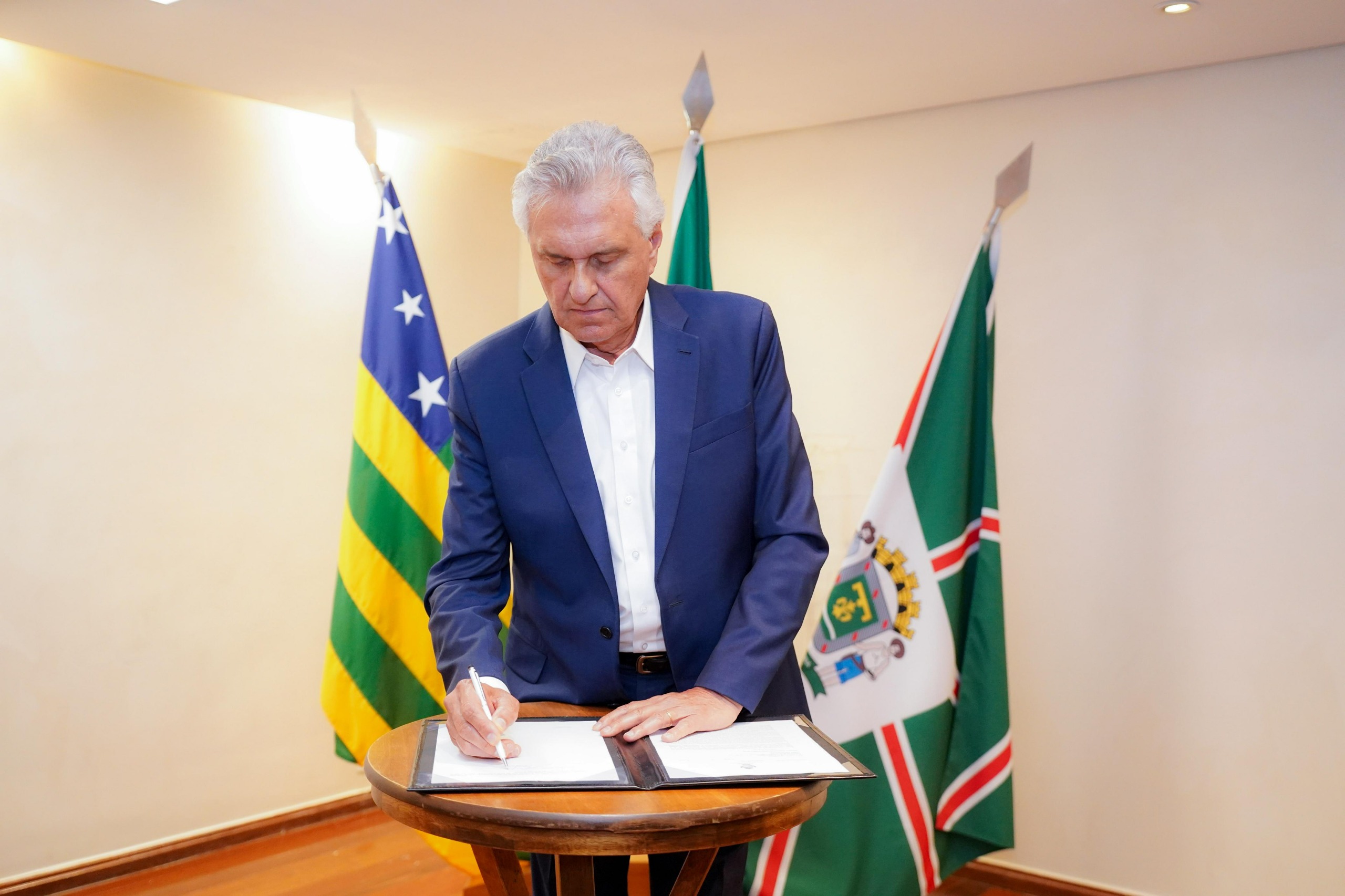 No momento, você está visualizando <em>Caiado assina projeto que cria Política Estadual de Combustíveis de Goiás</em>