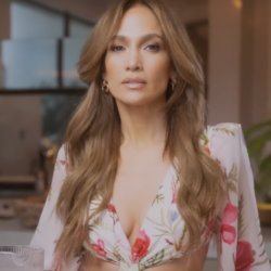 Jeniffer Lopes usa look da estilista brasileira PatBo