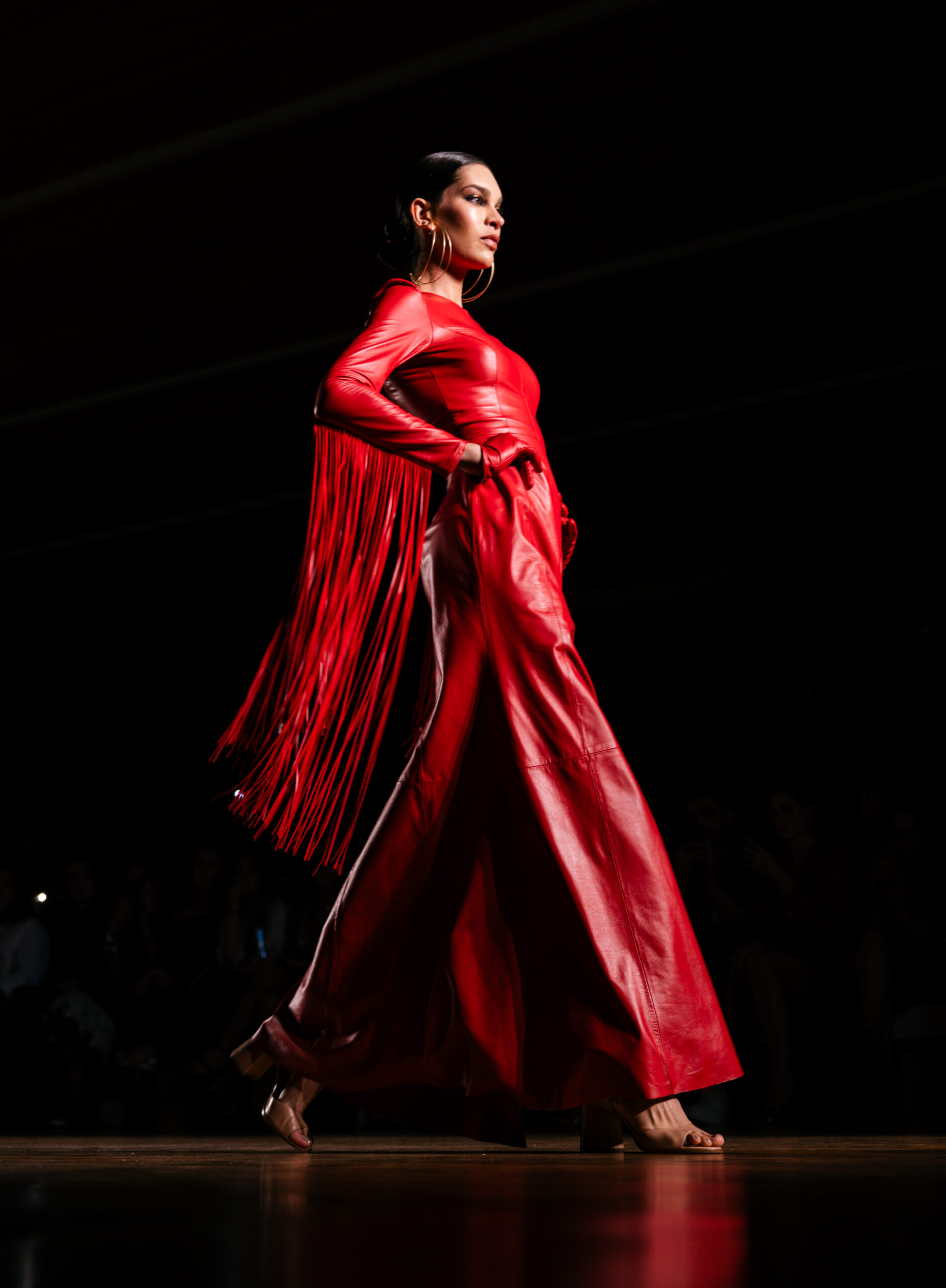 No momento, você está visualizando <strong>Patricia Viera abre terceiro dia do SPFW 57 com coleção urbana e colorida</strong>