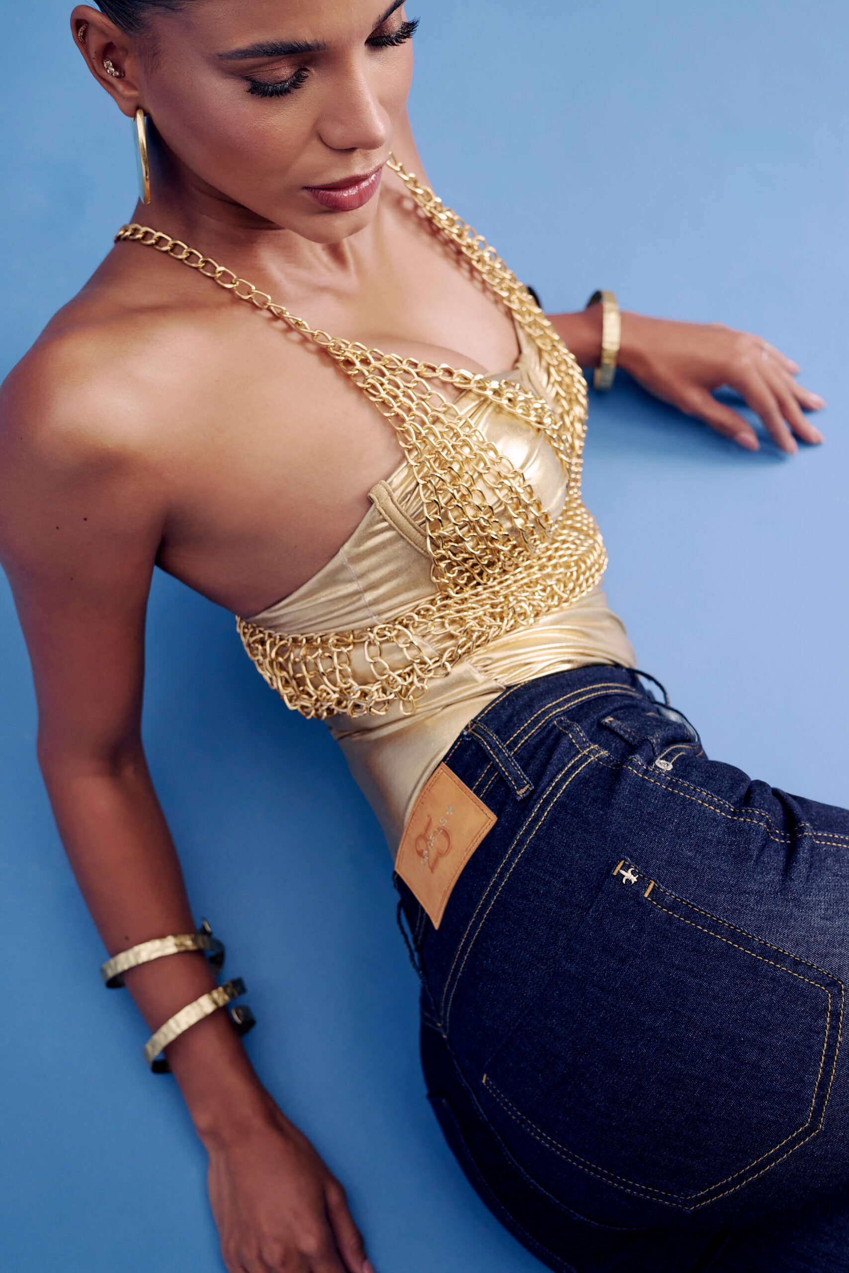 No momento, você está visualizando Solidariedade e moda: Flor de Lis destina lucros de kit de jeans para apoiar a reconstrução no Rio Grande do Sul