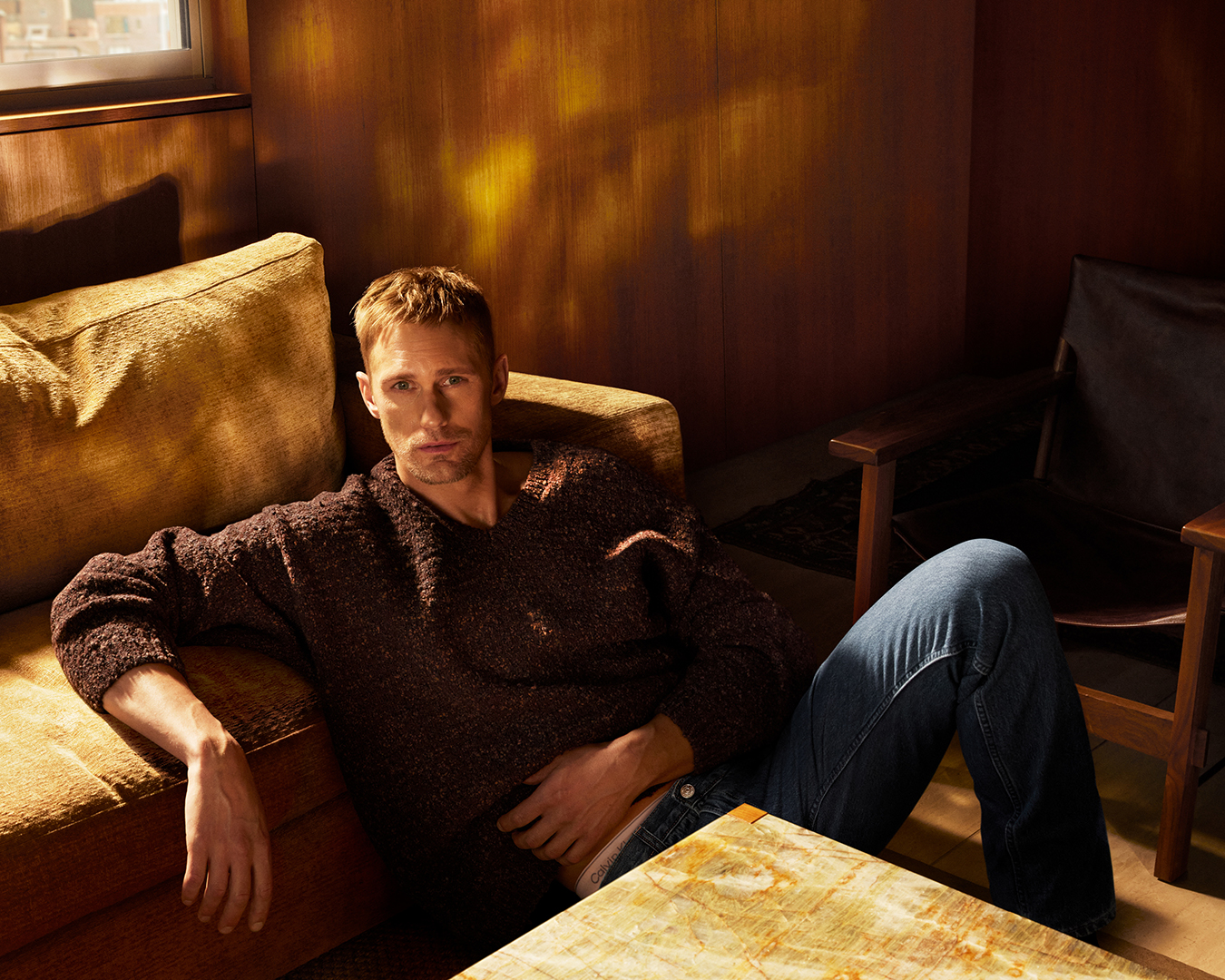 No momento, você está visualizando Calvin Klein anuncia sua nova campanha masculina, estrelando Alexander Skarsgård