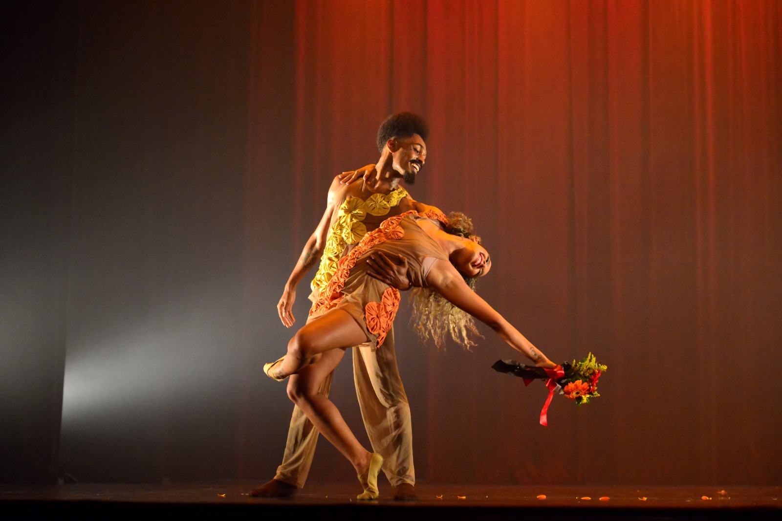 No momento, você está visualizando Espetáculo de dança traz coreografia inspirada no artesanato nordestino
