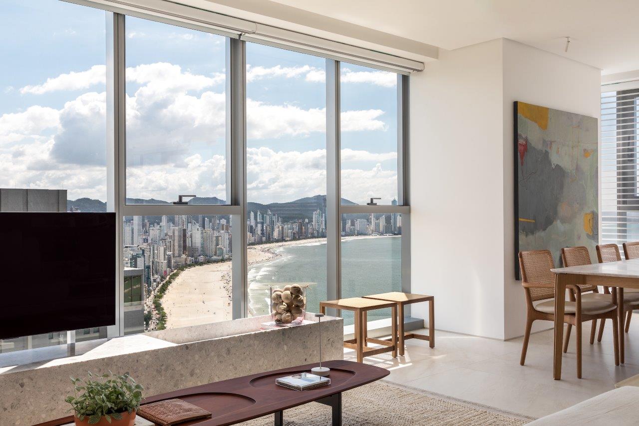 No momento, você está visualizando Arquiteta Simara Mello assina interiores de apartamento que valoriza a vista do mar em Balneário Camboriú