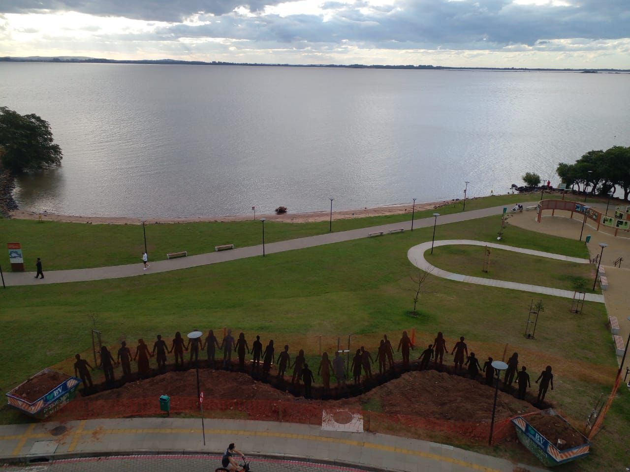 No momento, você está visualizando Título: “Porto Alegre e a arte da solidariedade: homenagem aos heróis das enchentes na escultura de Siron Franco”