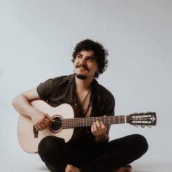 Ex-The Voice, Victor Mor se apresenta no Lowbrow, sexta-feira (20)
