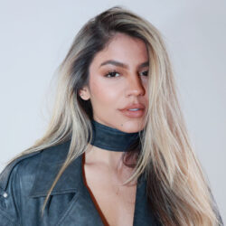Influencer goiana Hariany Almeida recebe admiradores, neste sábado