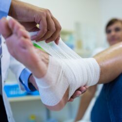 Buscar atendimento médico imediato é fundamental em casos de lesões ortopédicas