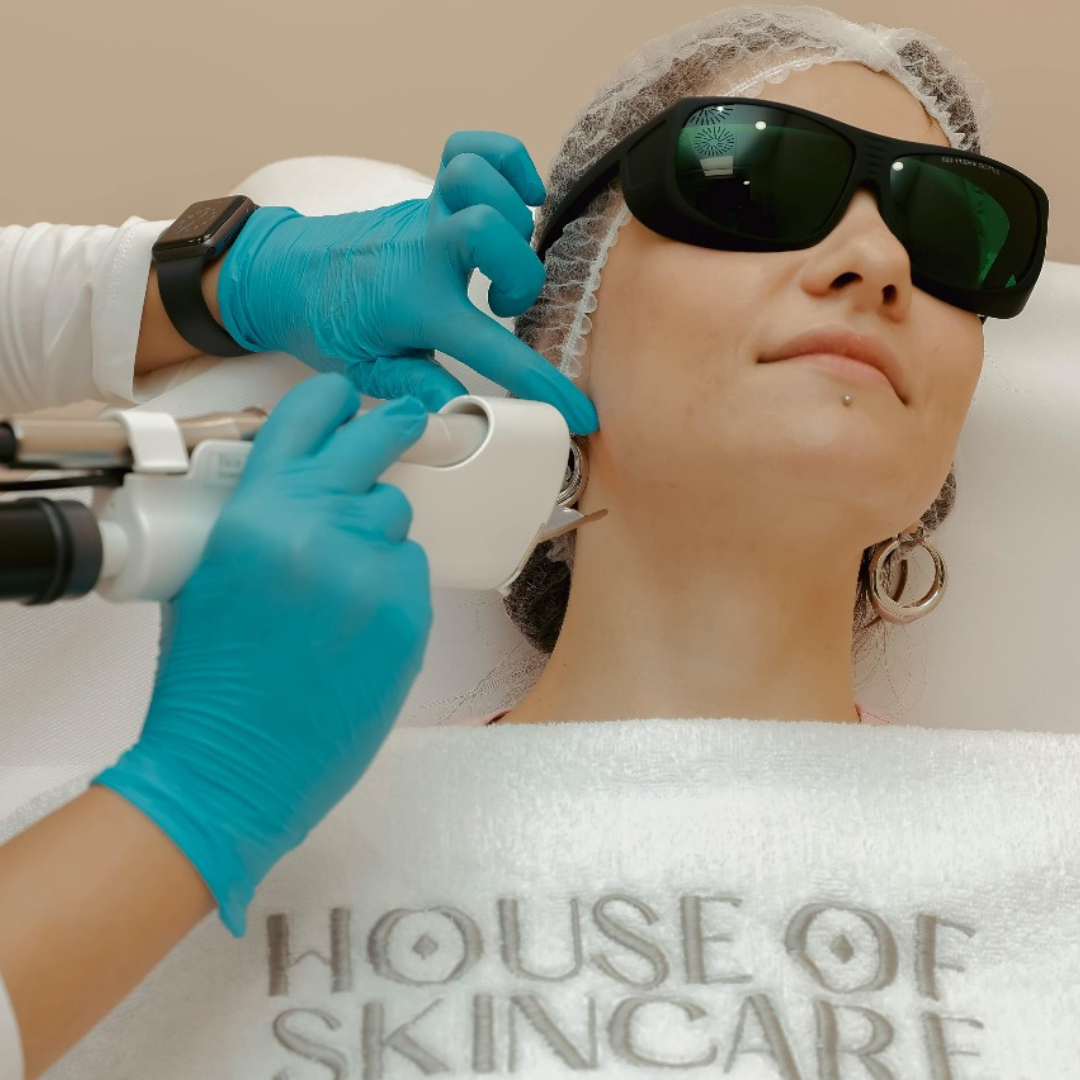 No momento, você está visualizando Pele saudável, vida saudável: a importância do dermatologista para além da estética