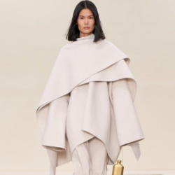 Calvin Klein Collection apresenta o desfile de estreia de Veronica Leoni para Fall 2025