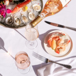 Restaurante Pérgula, no Copacabana Palace, apresenta Provence Brunch com o exclusivo Vinho Rosé Whispering Angel