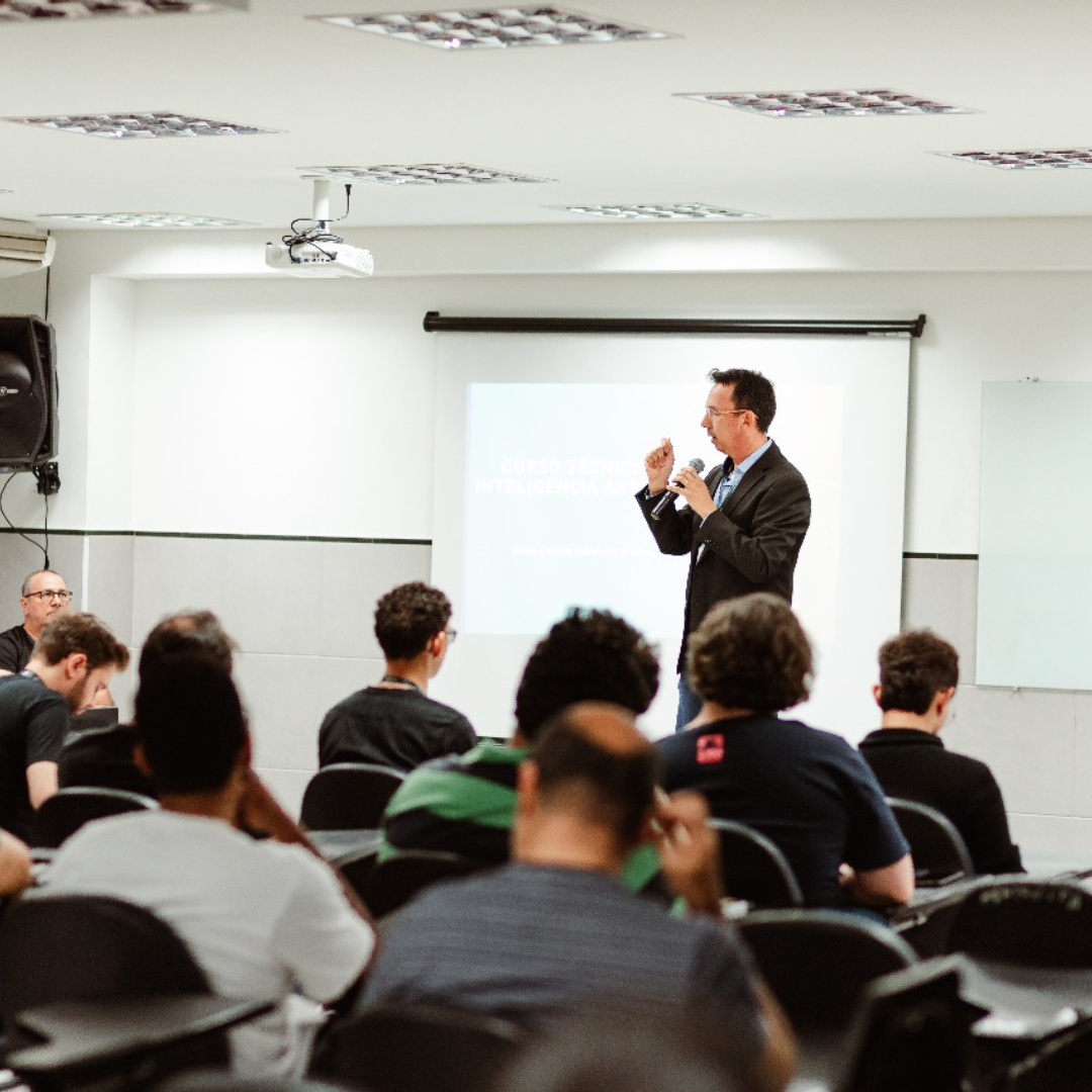 No momento, você está visualizando Especialista em TI do Senac Goiás explica por que aprender tudo sobre Inteligência Artificial
