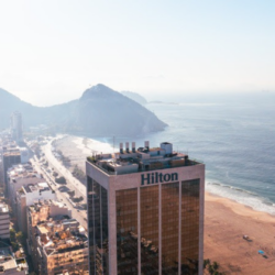 Hotéis Hilton preparam estadias especiais para eventos no Rio de Janeiro em 2025