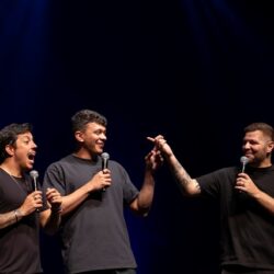 Victor Sarro, Renato Albani e Júlio Cocielo apresentam o espetáculo “SAC” em Goiânia