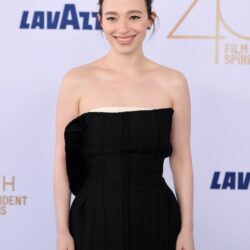 Mikey Madison veste Calvin Klein Collection para o Spirit Awards