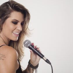 Cejane Verdejo traz o melhor do rock e do pop para o Lowbrow